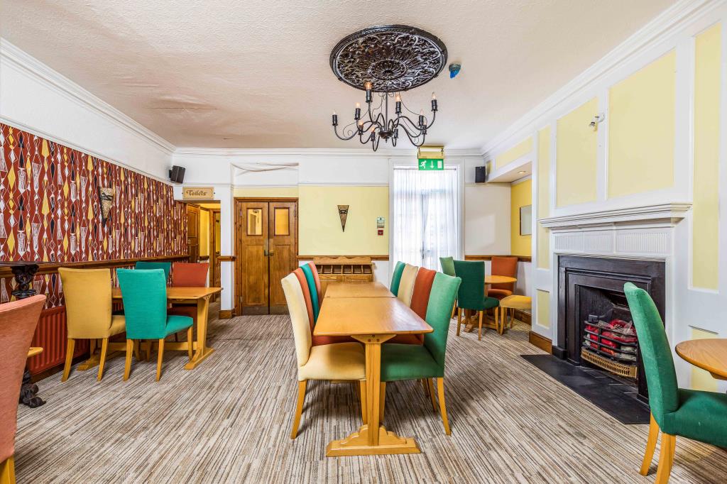 Lot: 120 - FIVE STOREY FREEHOLD FORMER RESTAURANT AND BAR WITH LIVING ACCOMMODATION -